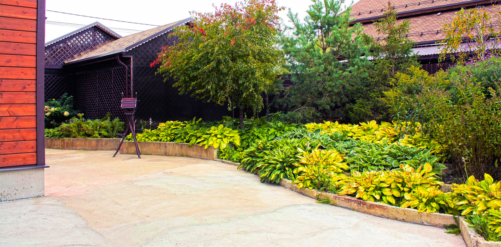 Ландшафтный дизайн дачного участка - цветник и подпорные стенки.