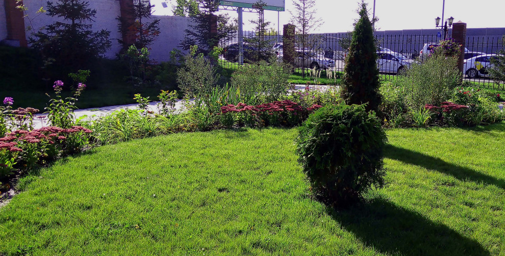 Цветники на территории храма