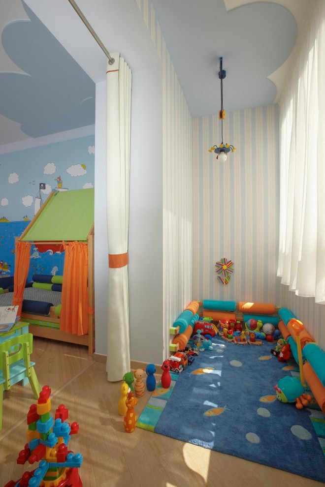 по обе стороны стекла