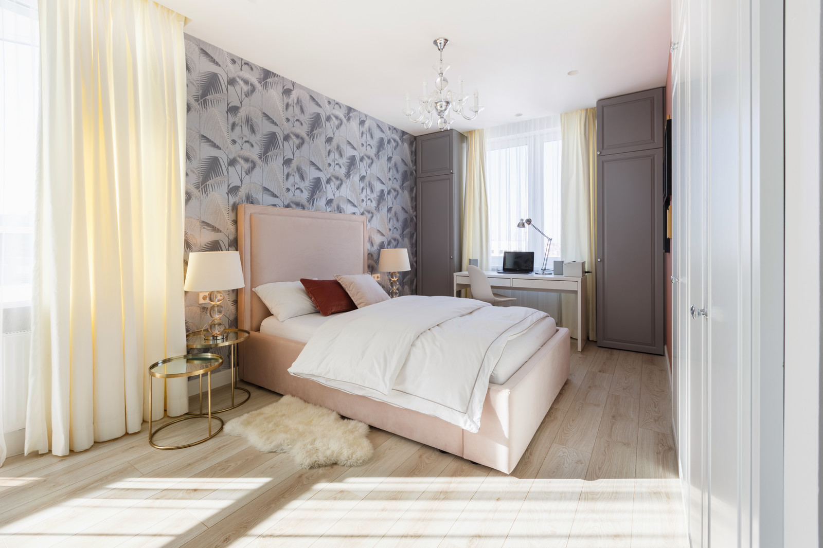 Квартира с радиусными панелями и глубокими цветами