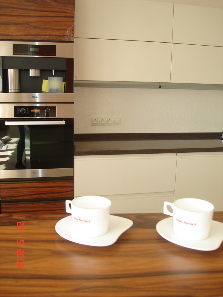 Современный стиль с элементами классики.