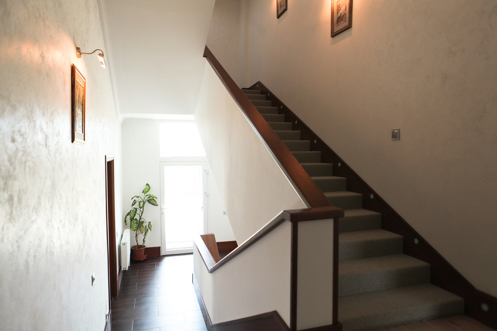 Коттедж: классический интерьер в бежевых оттенках