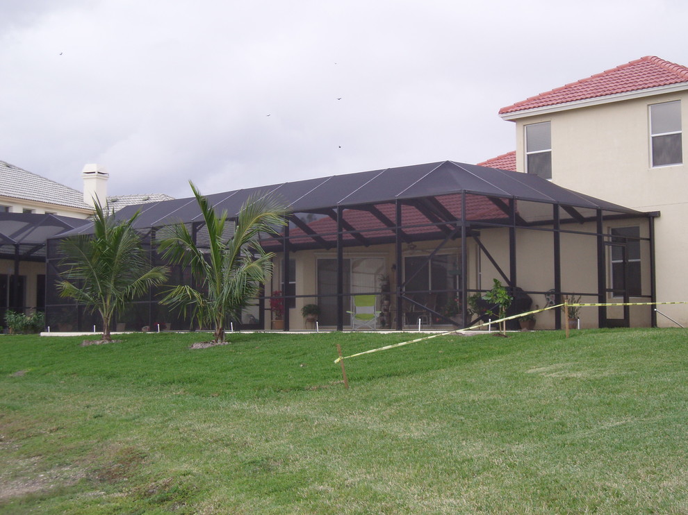 Вольер с навесом из поикарбоната для бассейна и патио