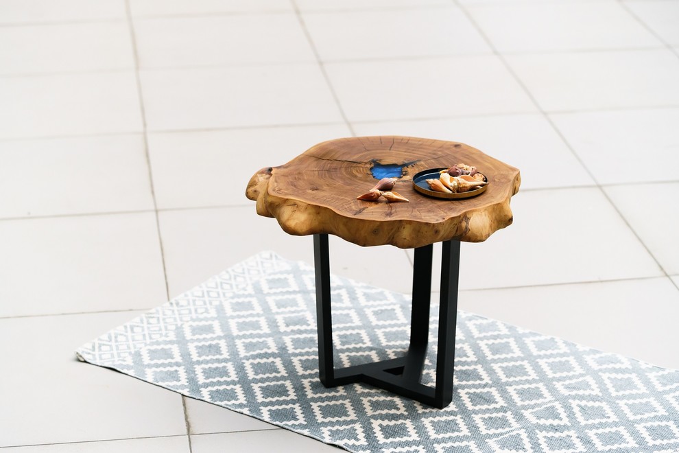 Журнальный стол из спила карагача с небесно-голубой заливкой