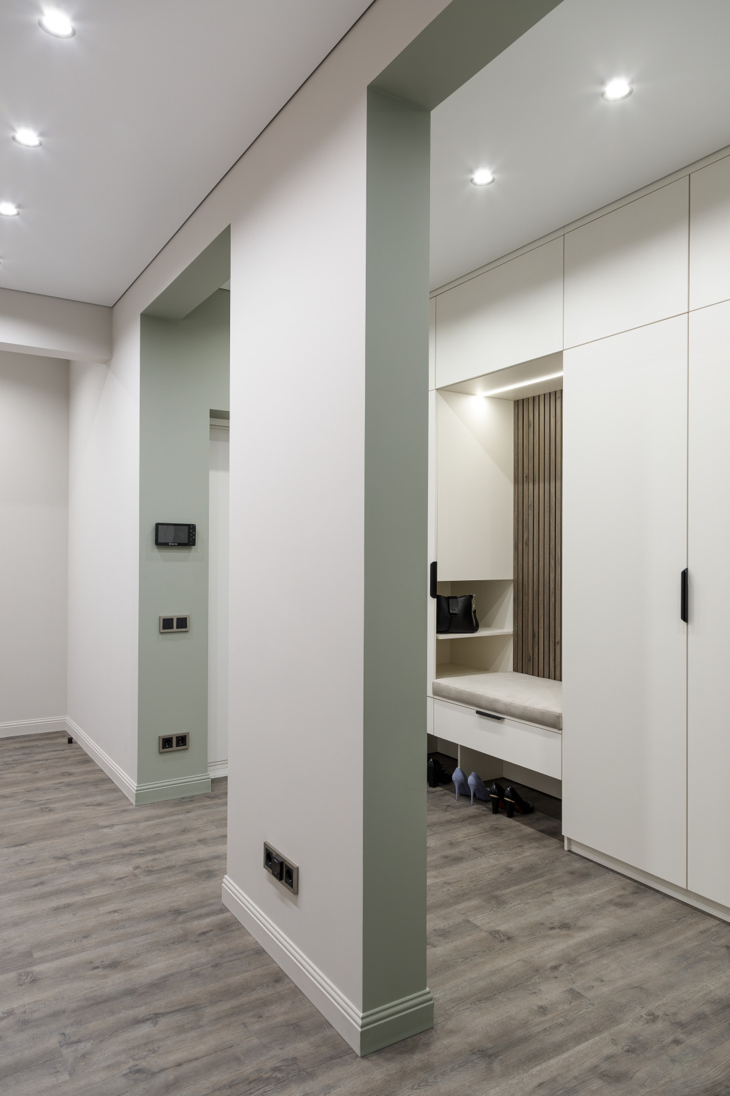 Интерьер квартиры в Приморском районе Санкт-Петербурга с видом на Лахта Центр