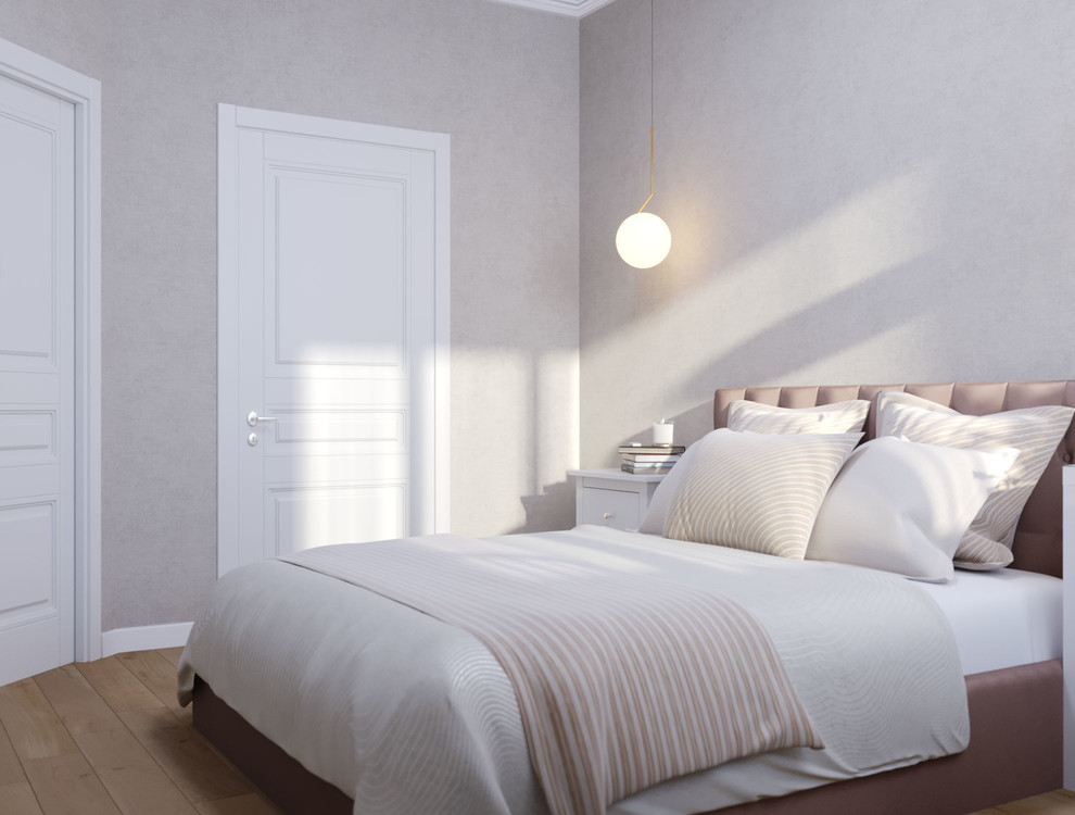 Уютная светлая спальня, виден вход в гардеробную