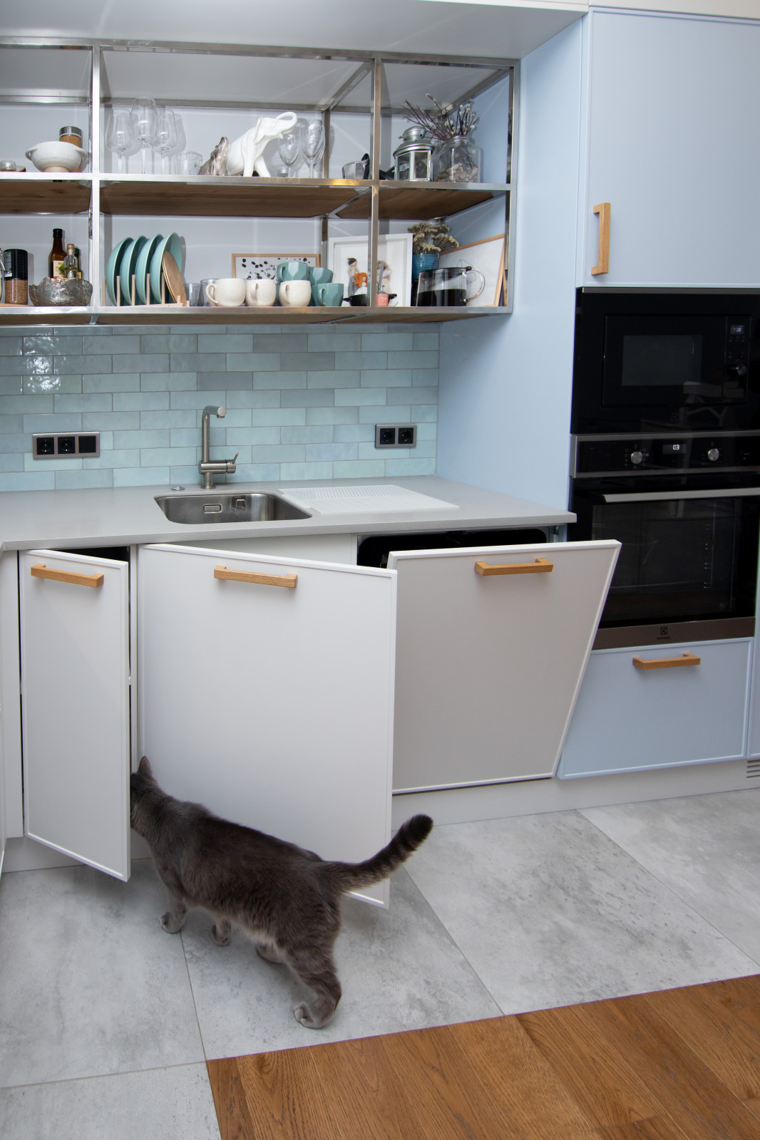 Светлая кухня в неоклассическом стиле