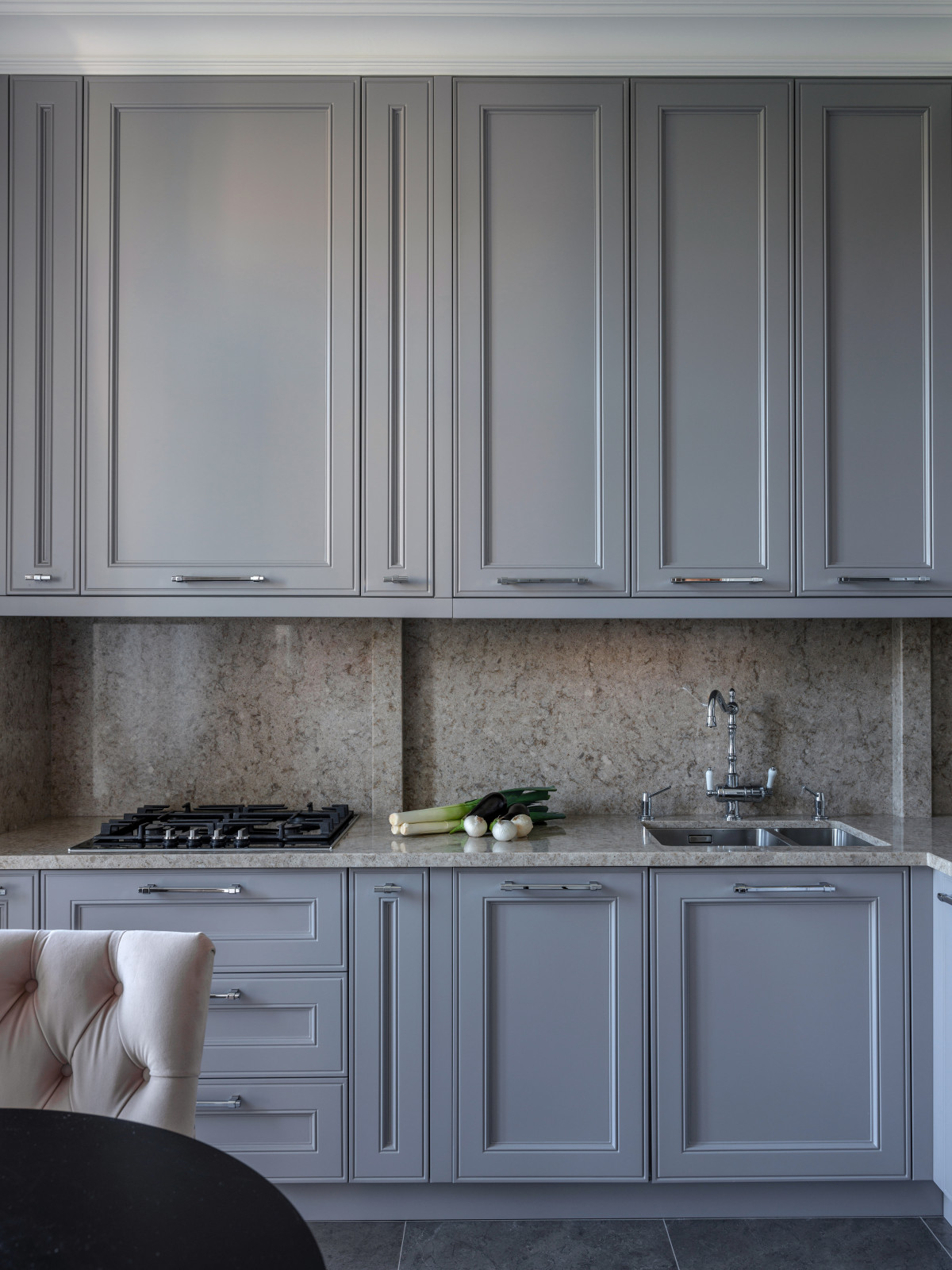 Стильная серая кухня со светлой столешницей