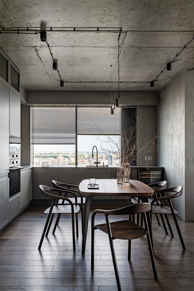 Бетонная квартира с ванной у окна