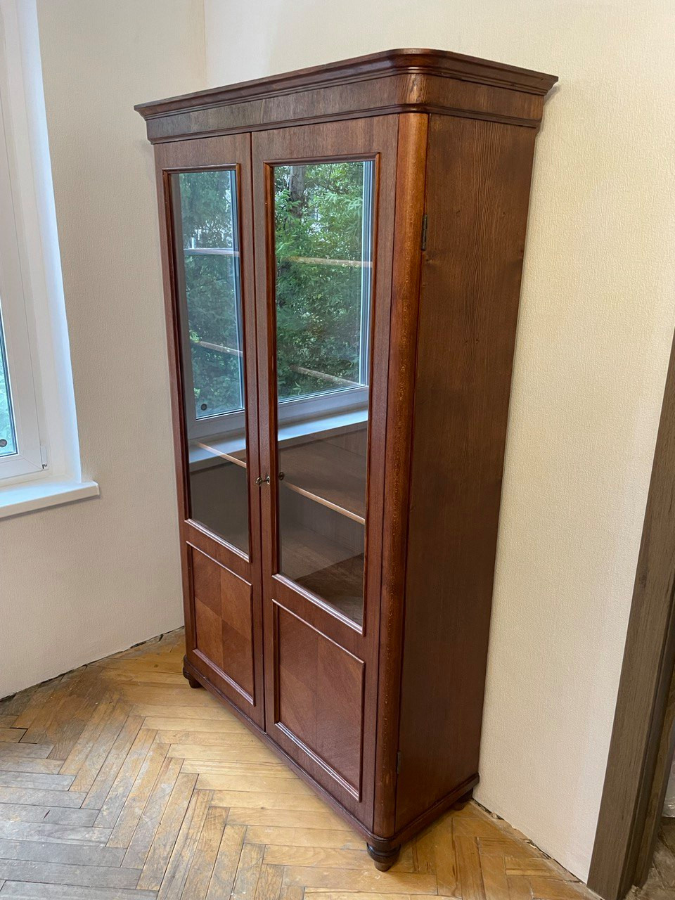 Гарнитур: 2 книжных шкафа, кресло, стулья. Реставрация.