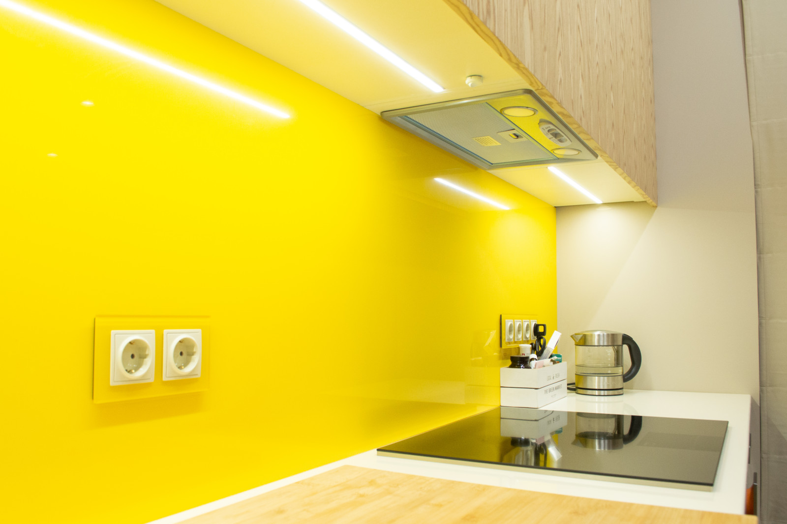 Яркая современная кухня