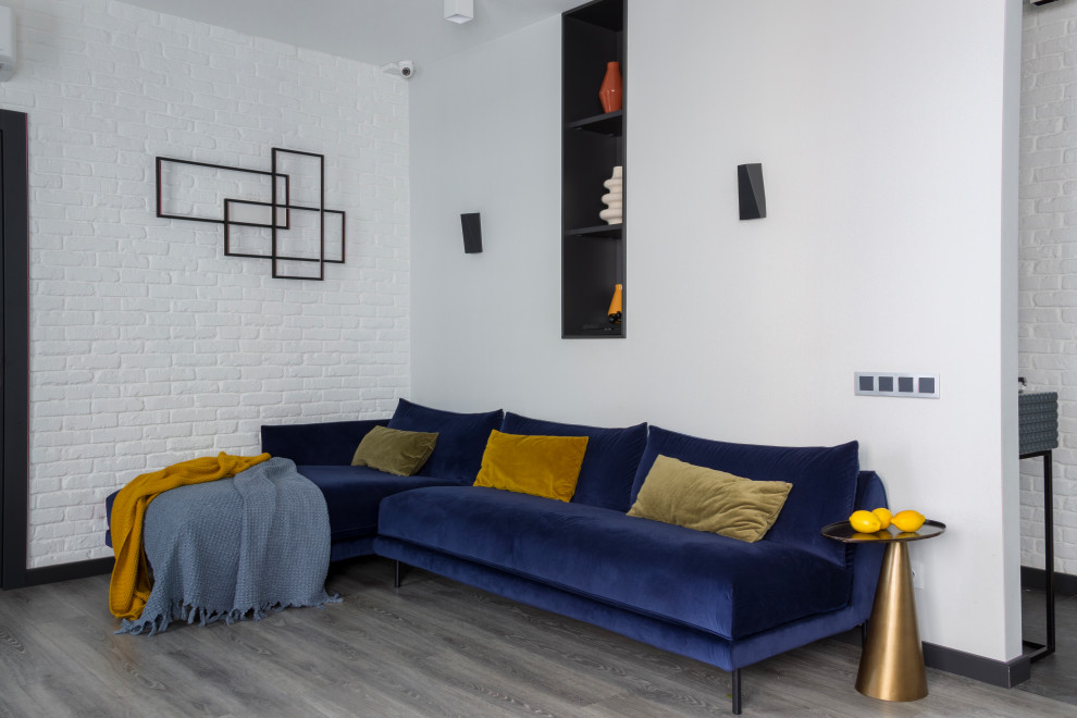 Гостиная с синим диваном при дневном освещении