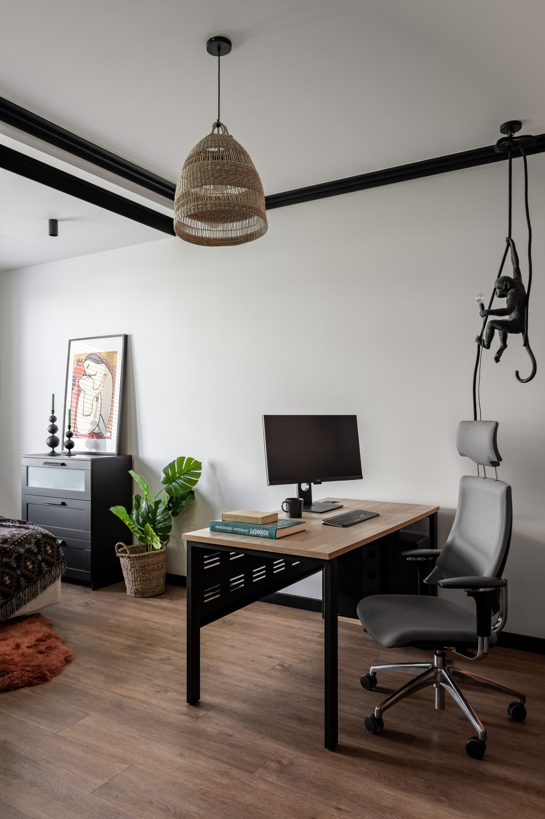 Квартира с голубой кухней и детской с шалашом