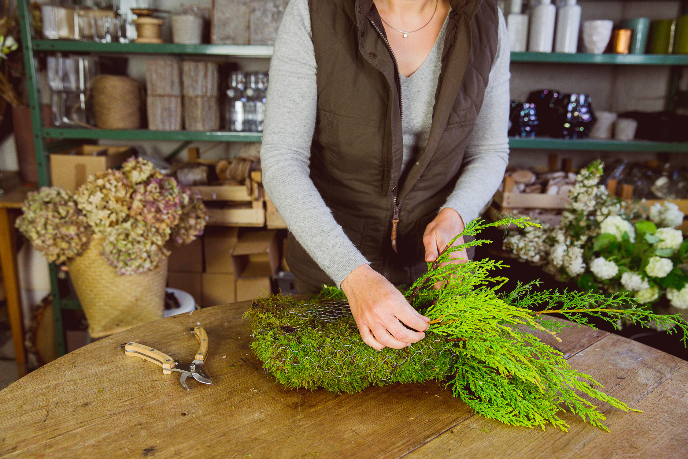 Своими руками: Композиция изо мха и цветов