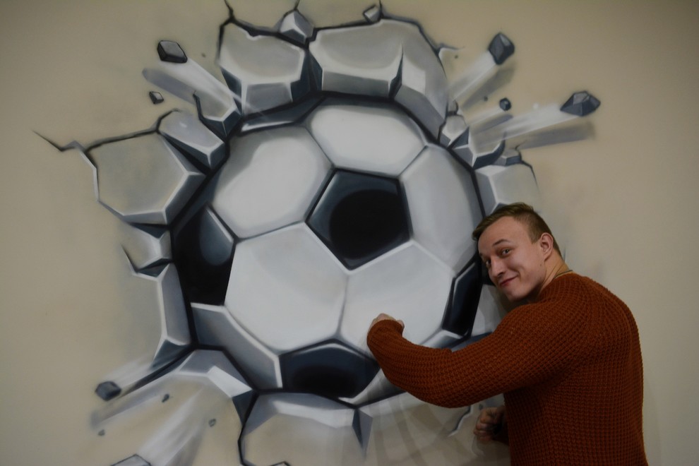 Обложка проекта: Мяч в стене