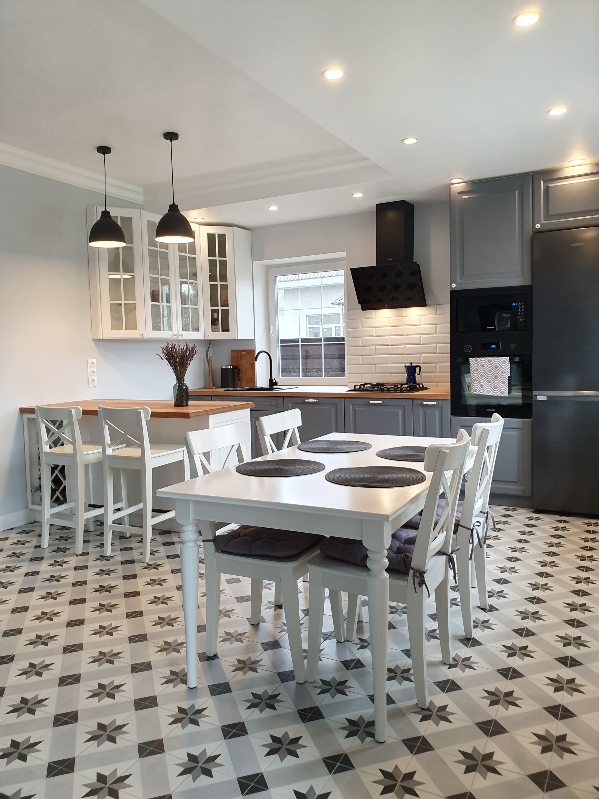 Кухня в неоклассическом стиле с полуостровом