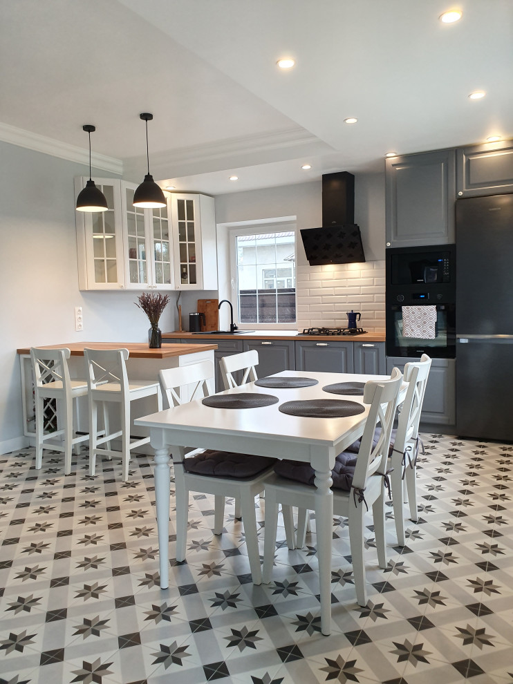 Кухня в неоклассическом стиле с полуостровом