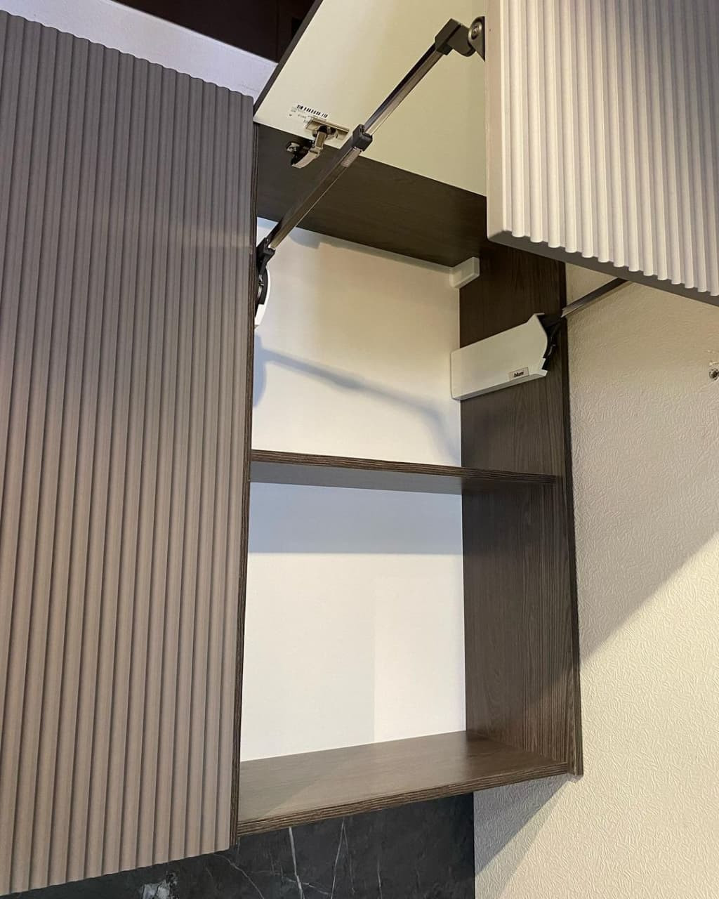 Серая прямая кухня с фасадами в полоску и древесными фасадами из мдф