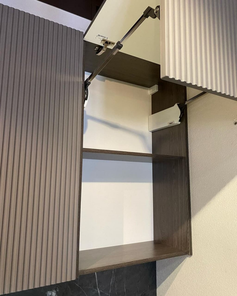 Серая прямая кухня с фасадами в полоску и древесными фасадами из мдф