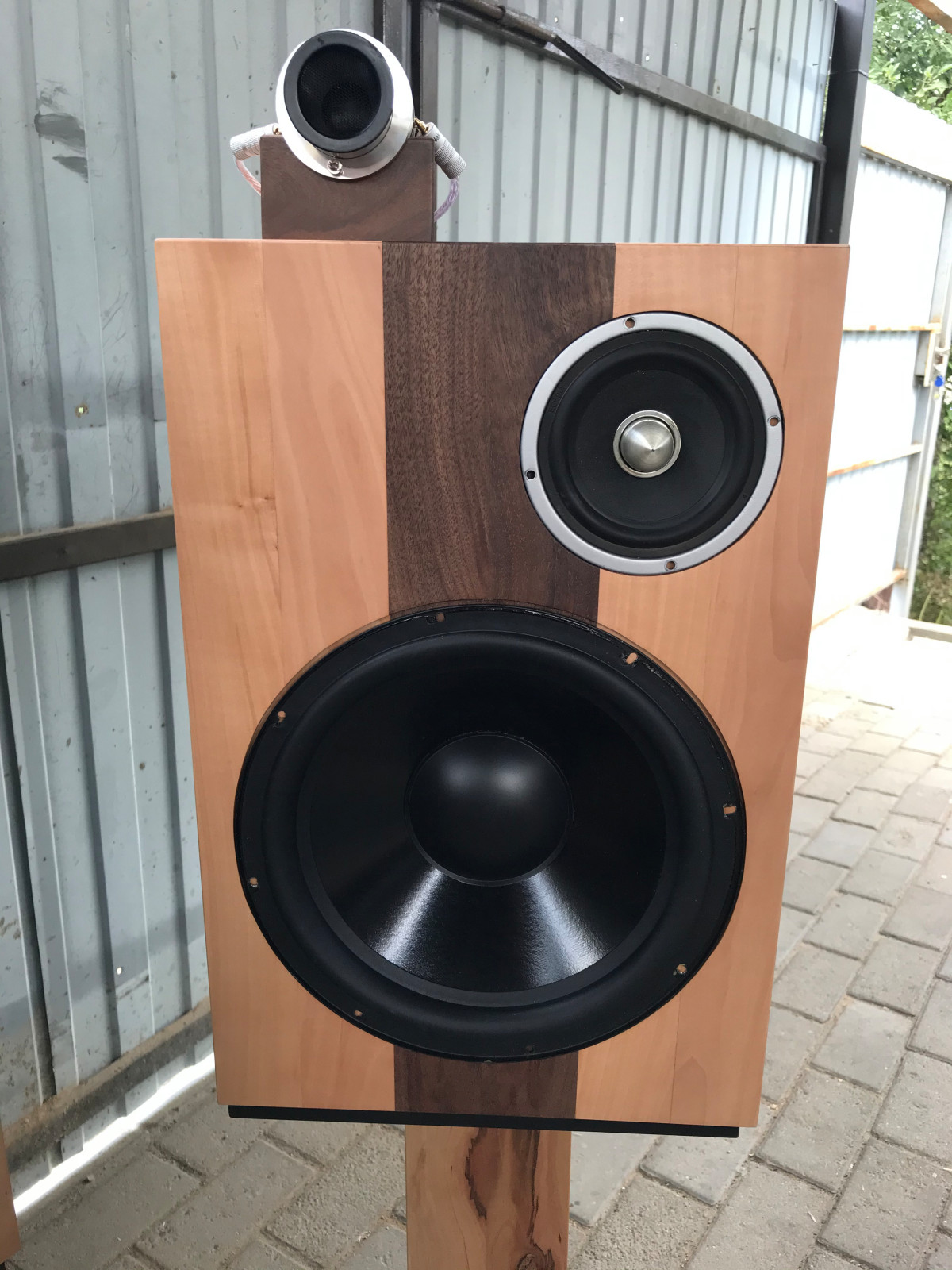 Обложка проекта: Акустика из груши и ореха.