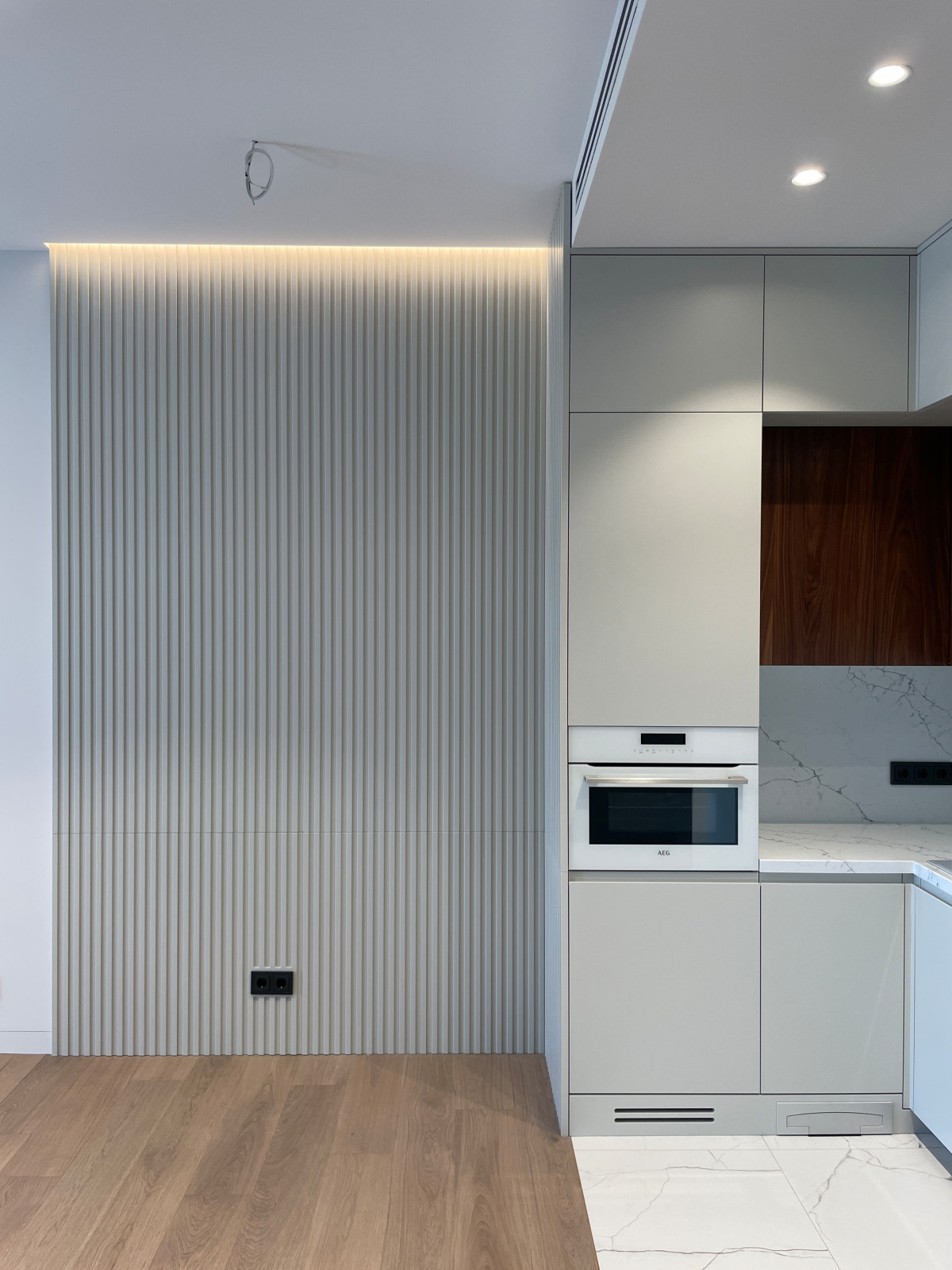 Кухня с фасадами МДФ и шпоном американского ореха