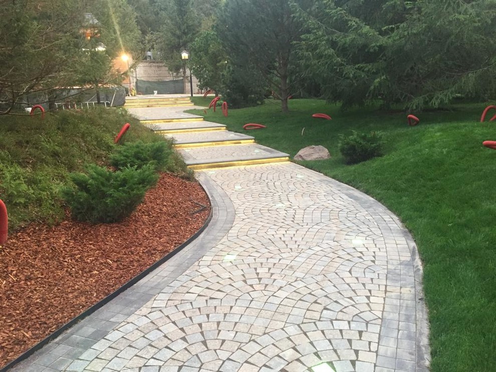 Мощение пешеходной зоны в загородной резиденции