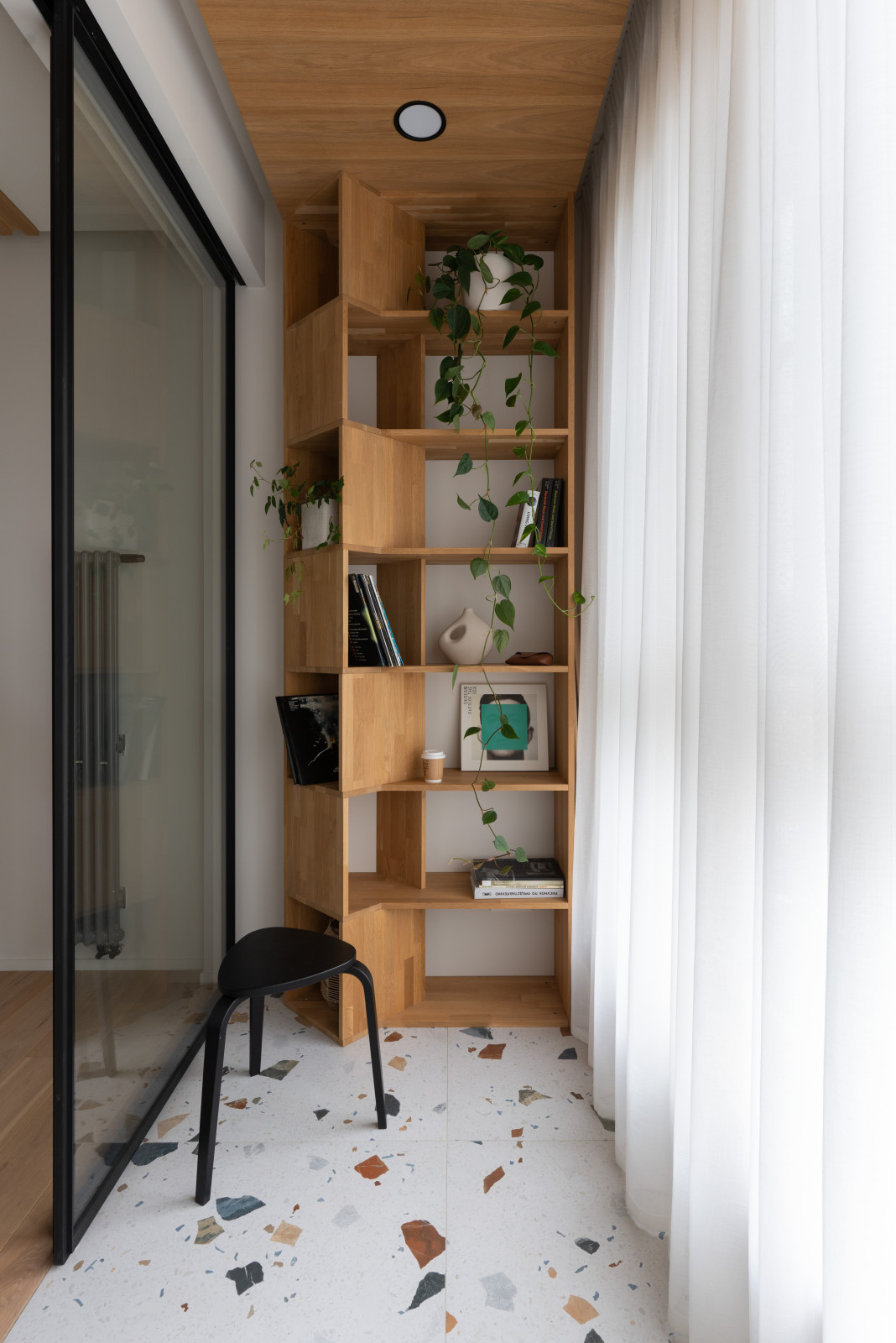 Двухкомнатная квартира с зеленой перегородкой в гостиной