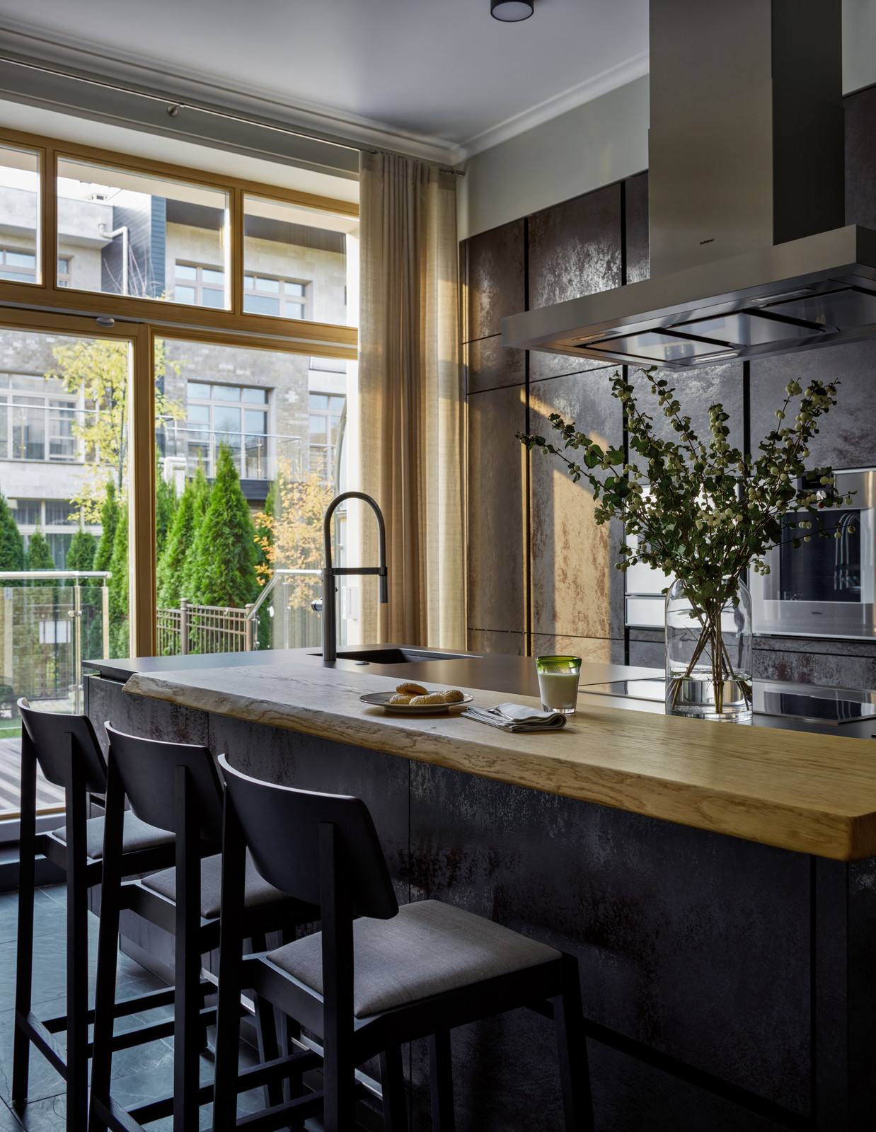 Houzz тур: Таунхаус в тёмных тонах