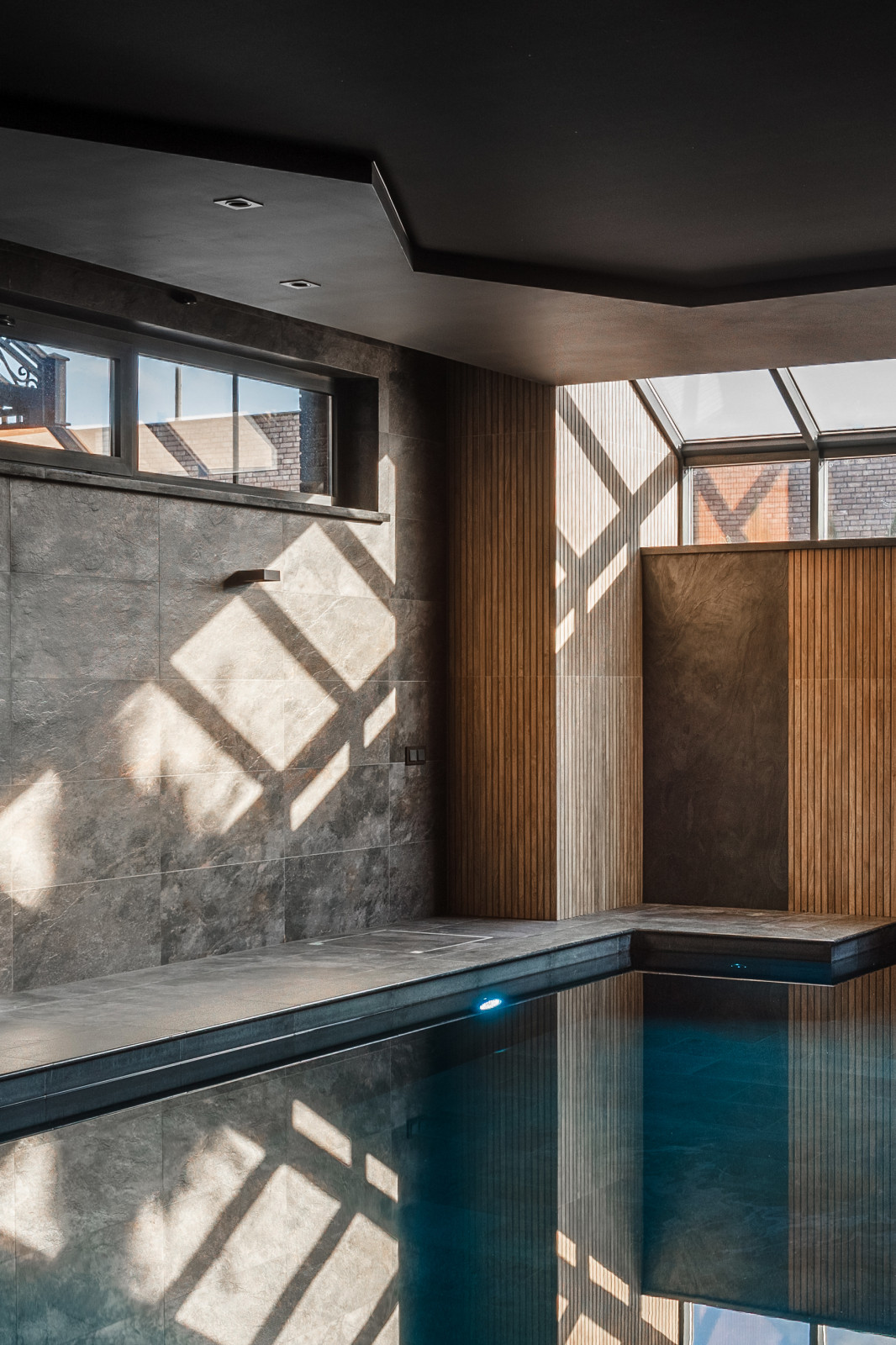 Сауна с бассейном в цоколе частного дома.