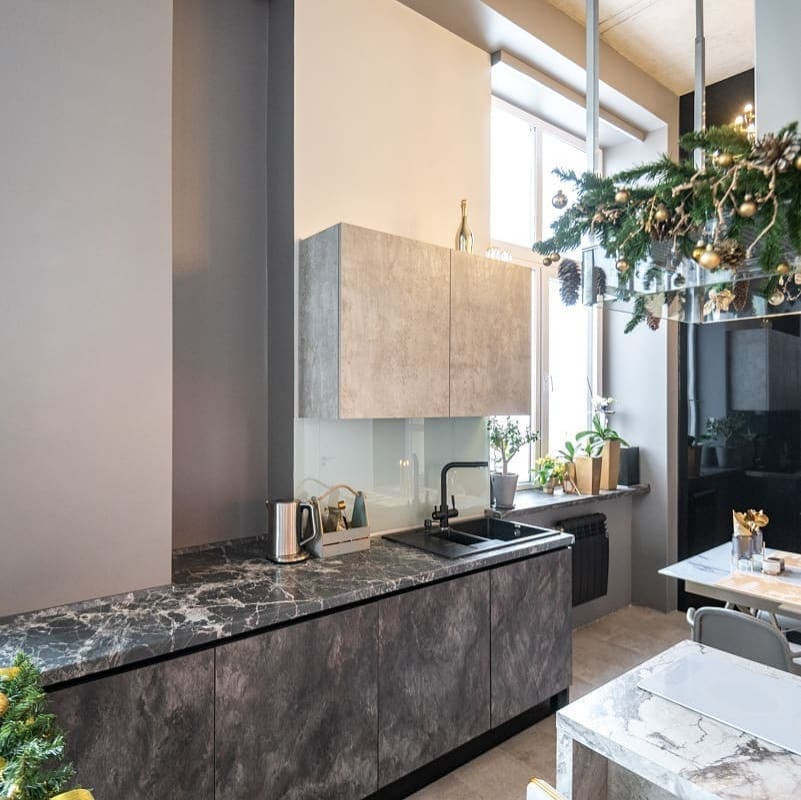 Кухня с островом в загородном доме в стиле лофт