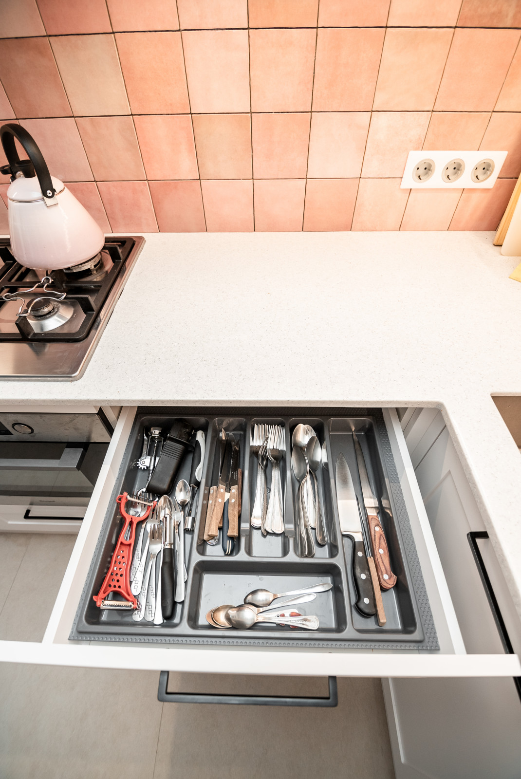 Белая небольшая кухня в стиле неоклассика