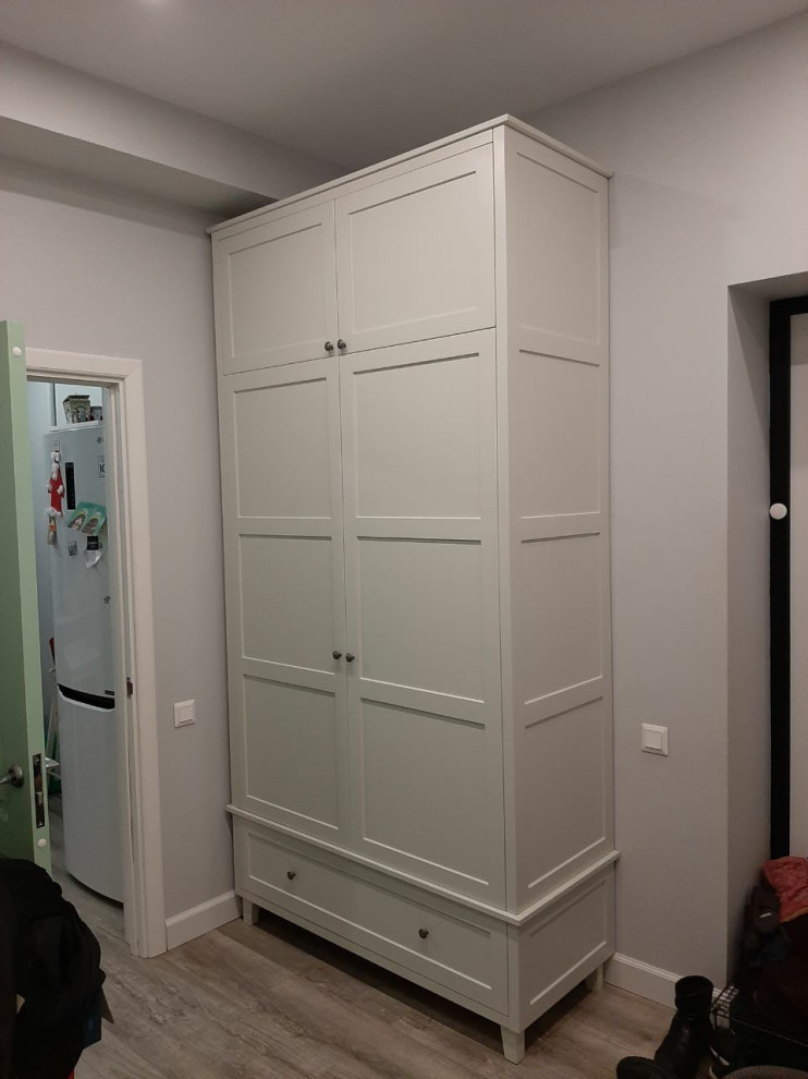 Классический шкаф в прихожей