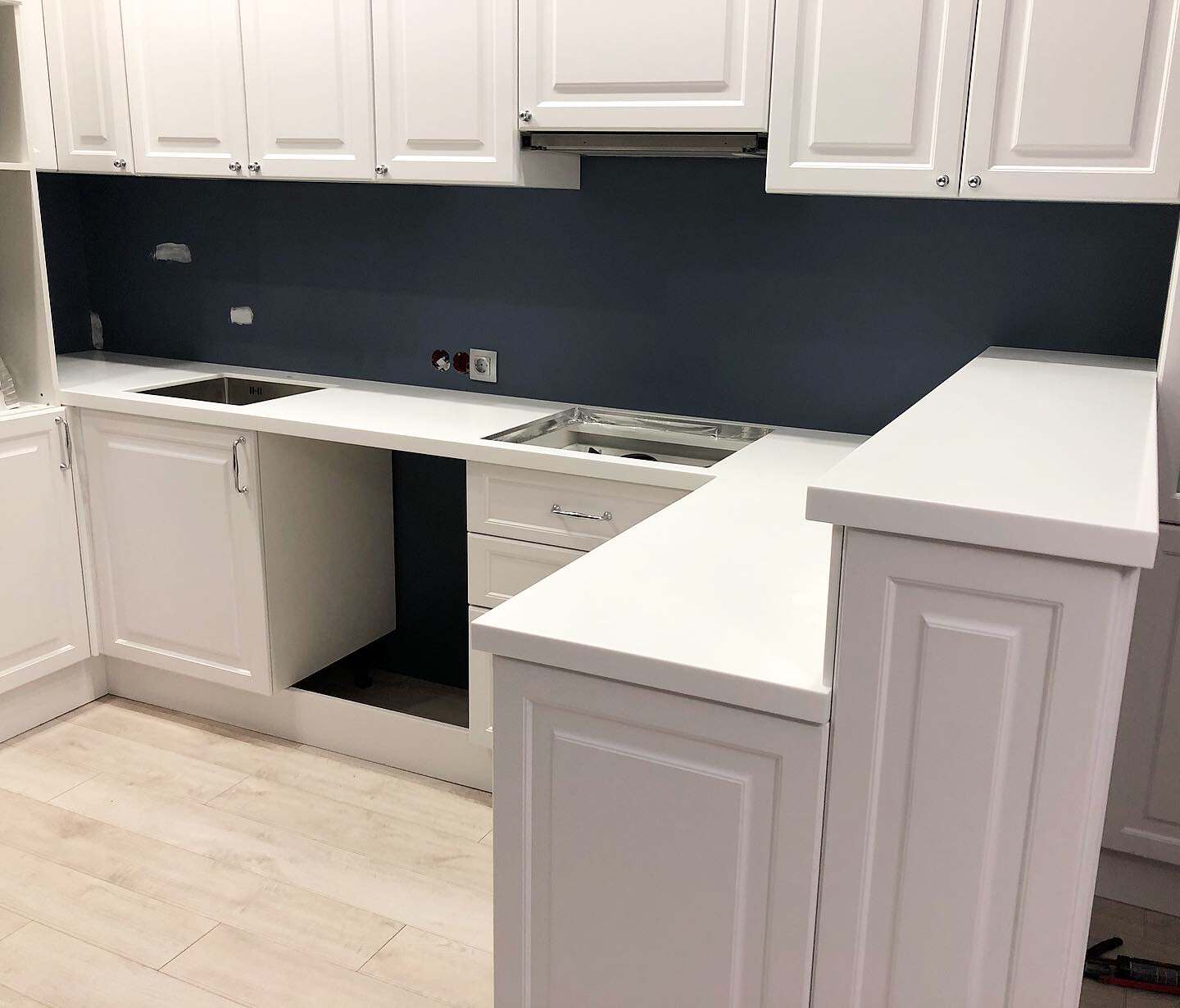 Столешница с барной стойкой на кухне в классическом стиле