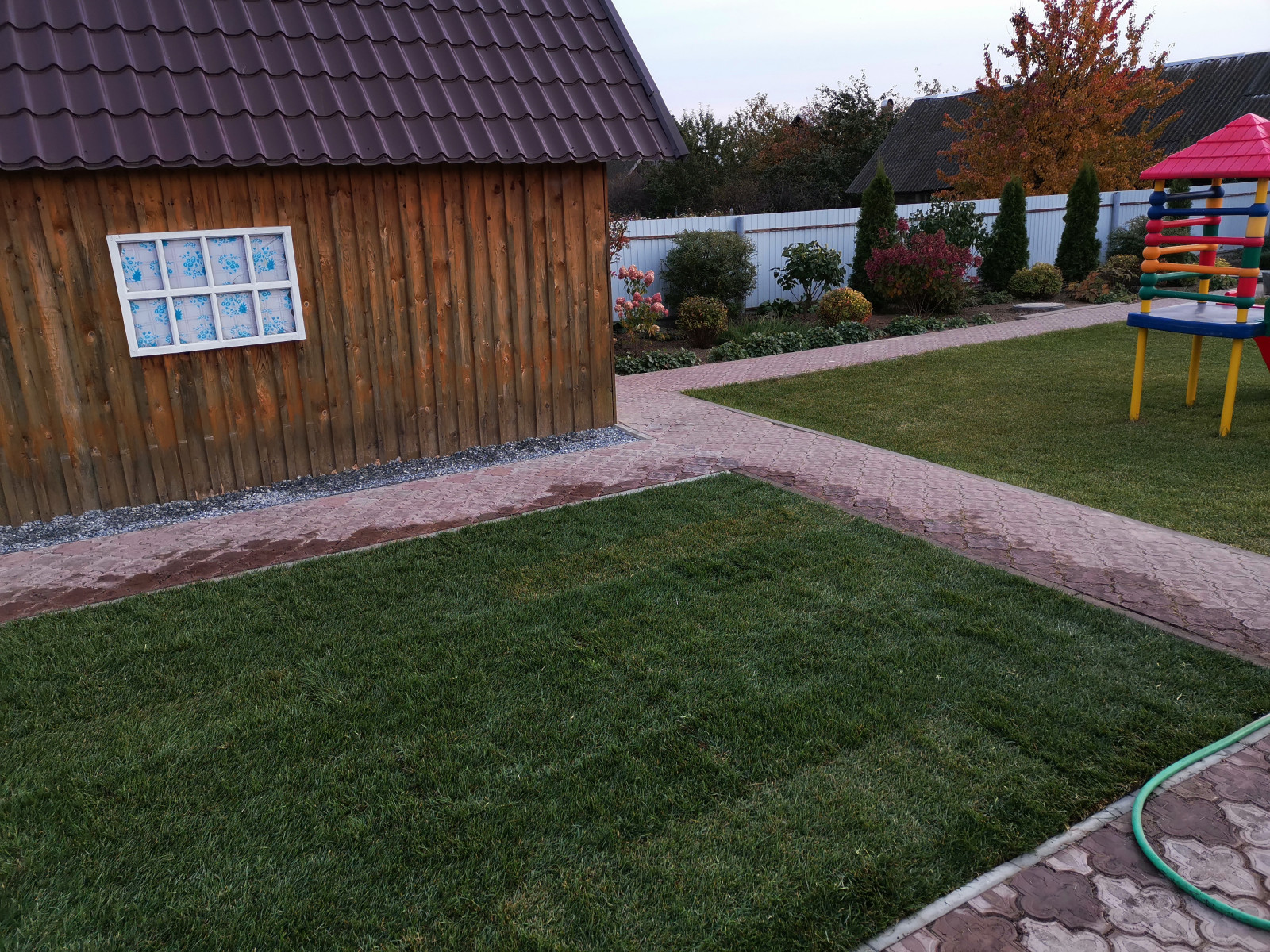 Кокшайск. Пергола – качель, шпалерный забор и обновление участка.