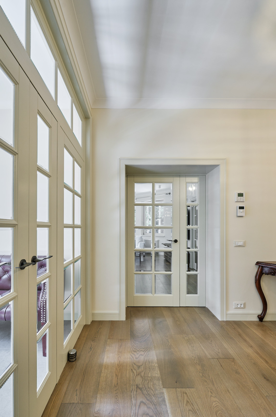 Обложка проекта: Кантри Ral 1013 в интерьере дома