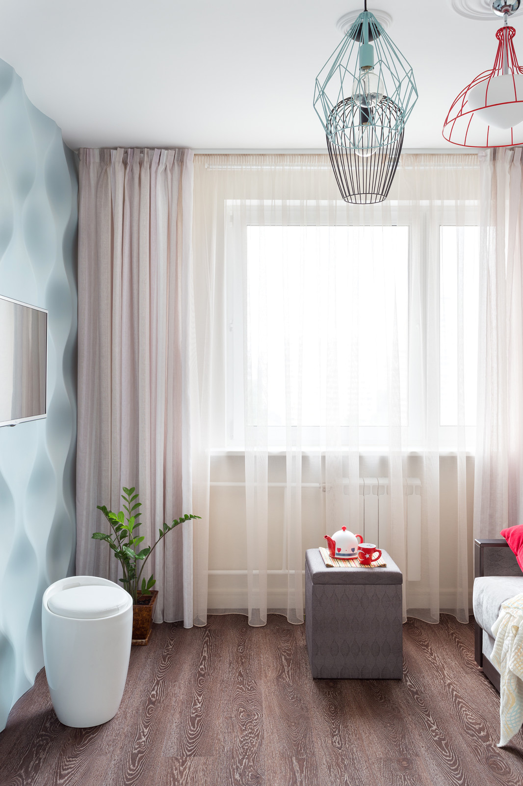 Палитра ярких красок и игра мелких деталей в интерьере современной квартиры