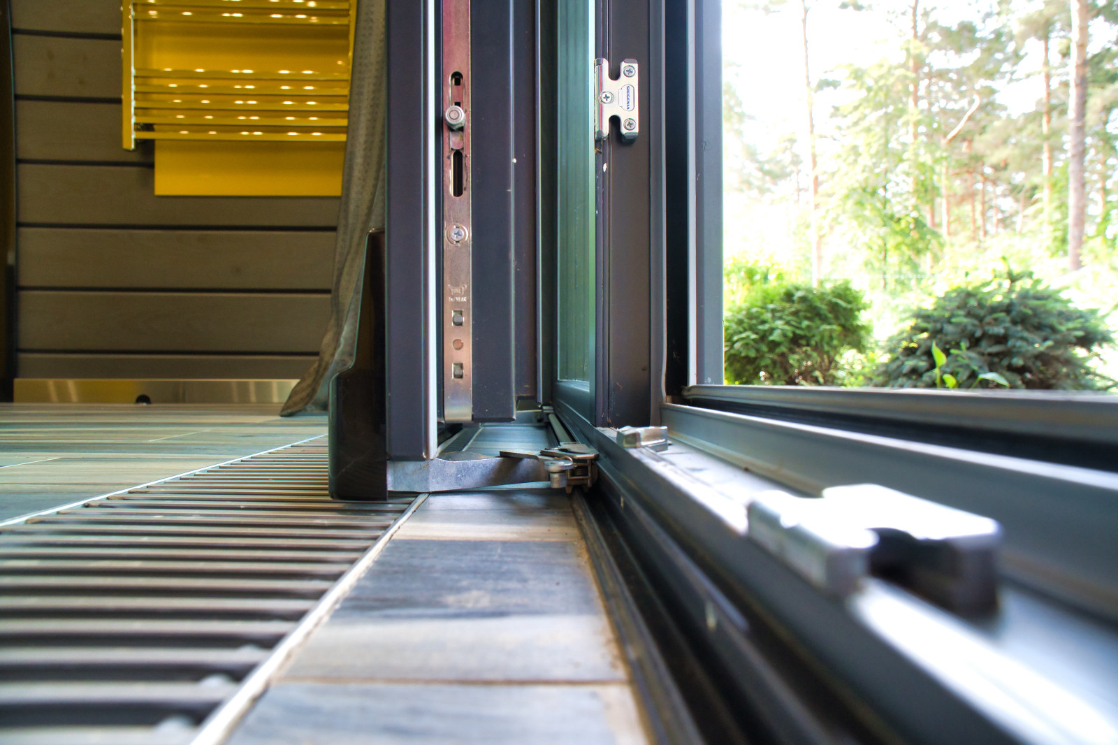 Портальная дверь REHAU GENEO