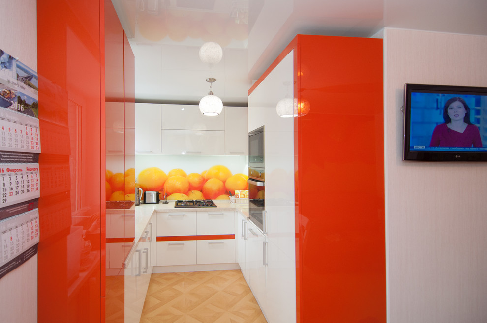 Апельсиновая кухня в панельном доме