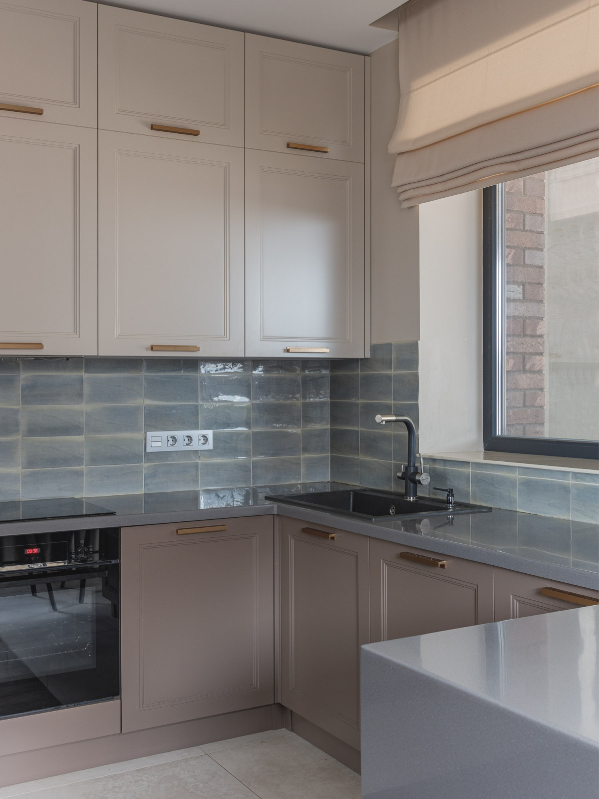 Кухня-гостиная с камином в коттедже Малая Царевщина