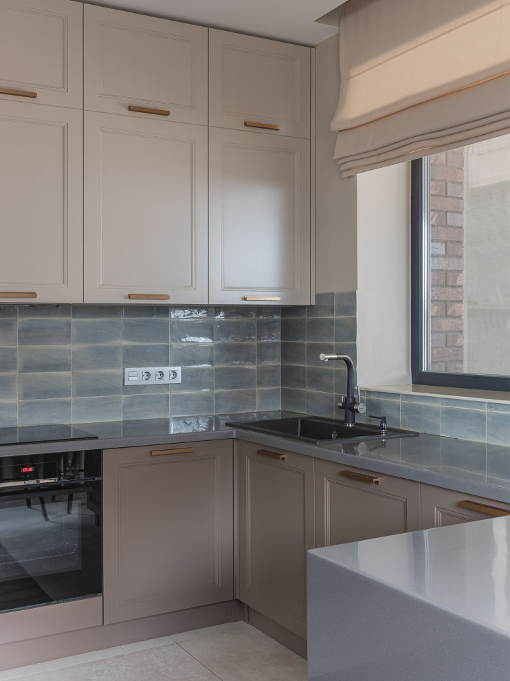 Кухня-гостиная с камином в коттедже Малая Царевщина