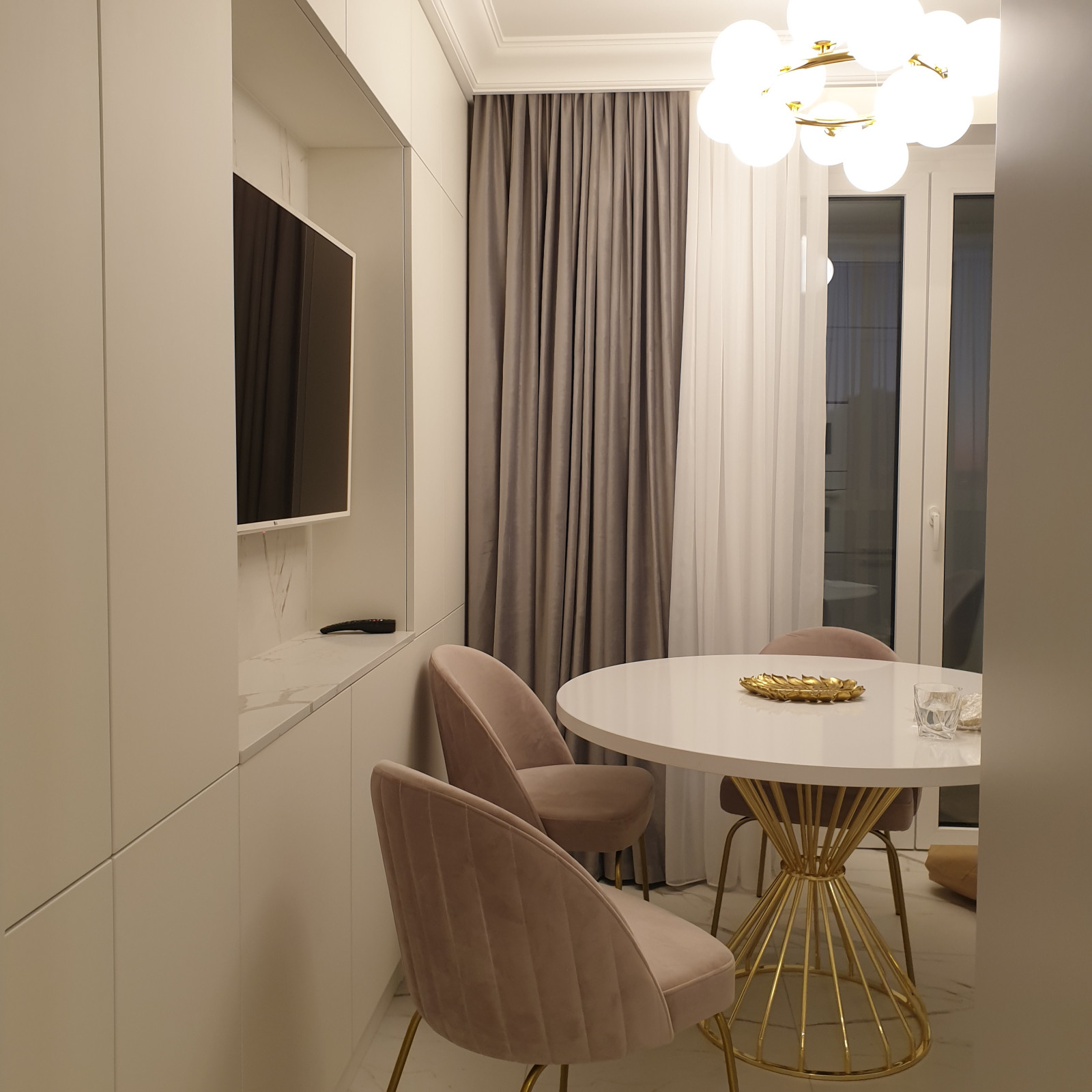 Powder rose neoclassic appartment