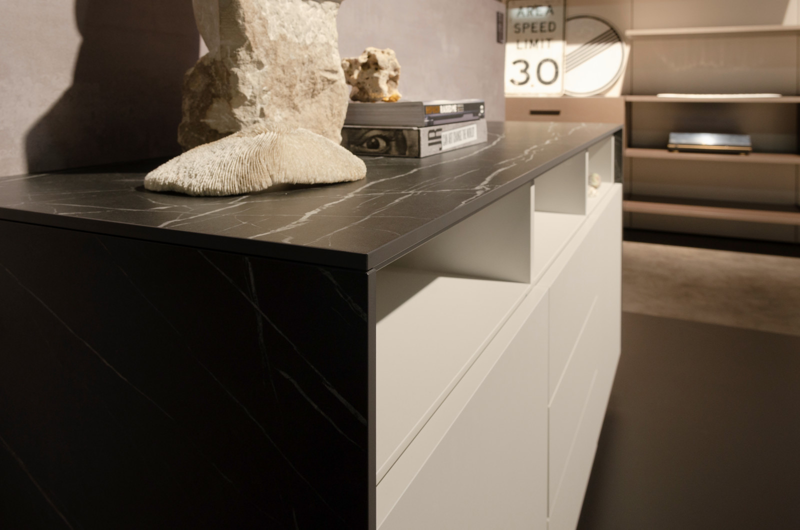 Белый комод raumplus с верхом под черный мрамор с выставки IMM Cologne 2020