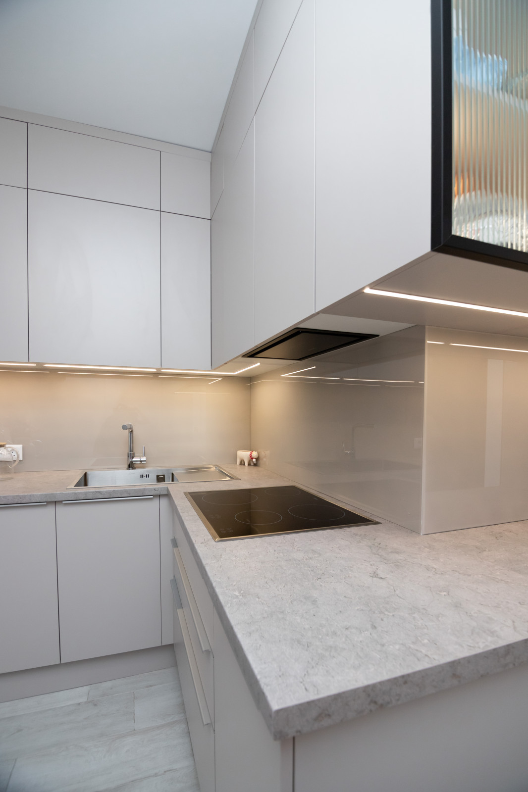 Современная угловая кухня в нежно-сером цвете