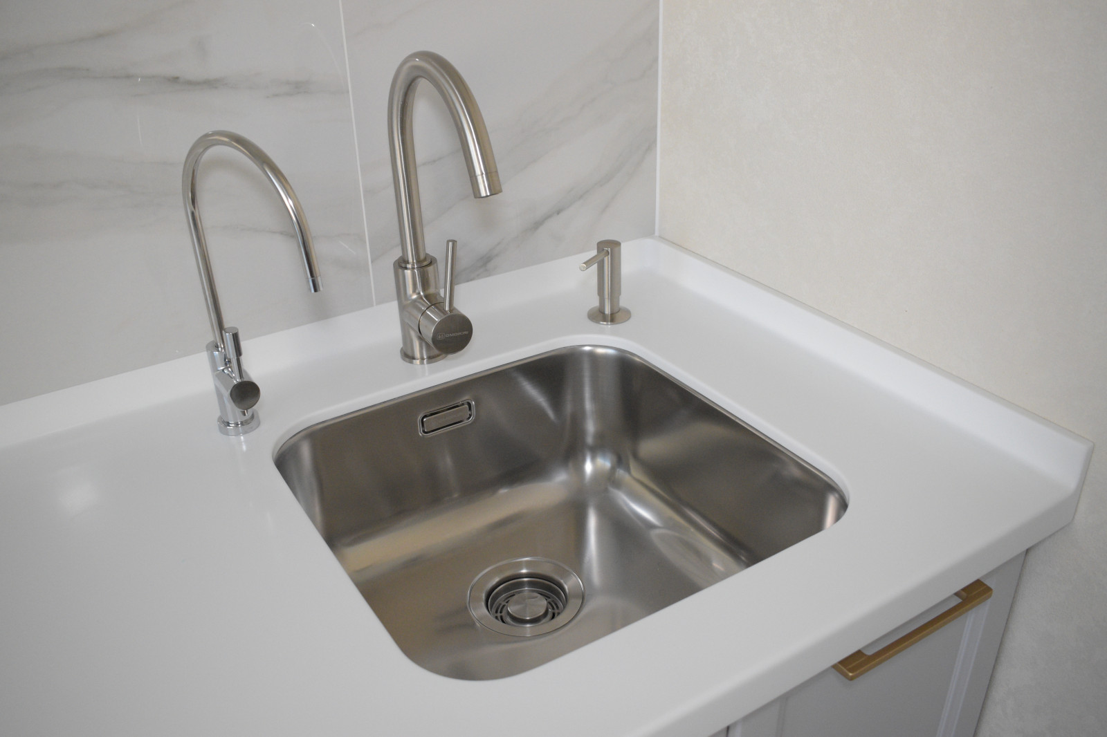 Андора МДФ под потолок с акриловой столешницей