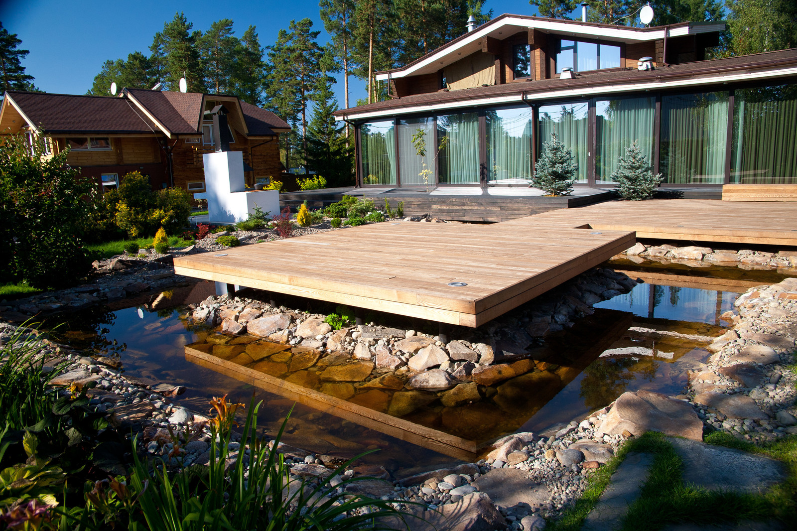 большой участок с многоуровневым настилом и водоемом