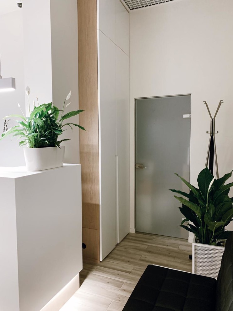 Стеклянная дверь в медицинской клинике.