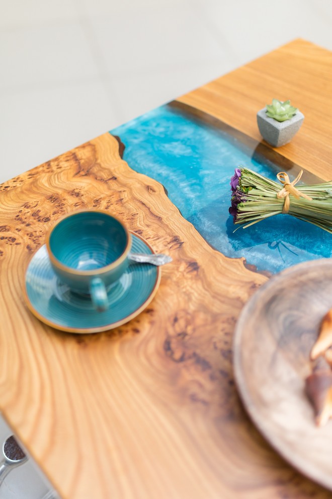 Стол из Карагача с серо-голубой рекой