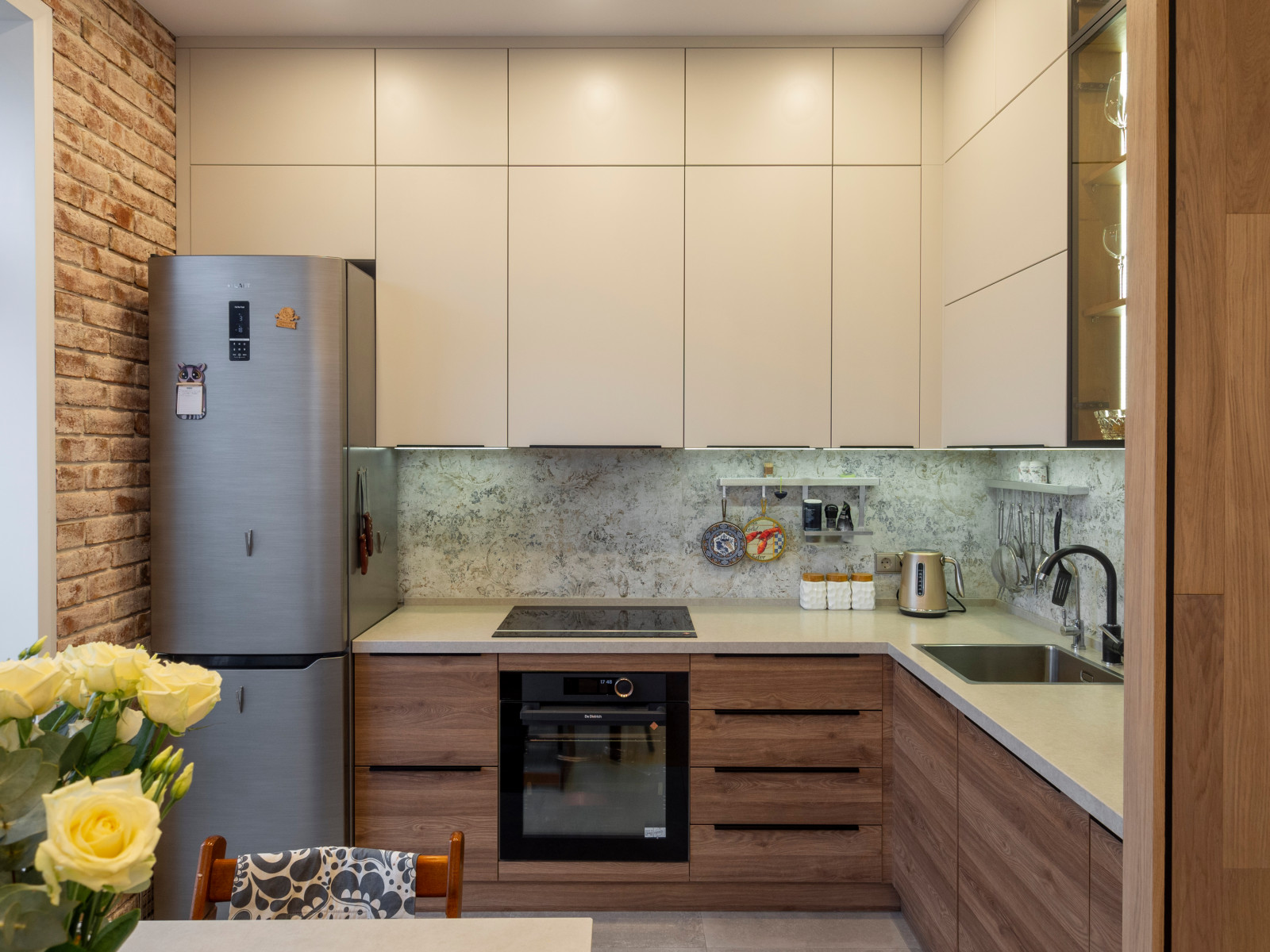 Кухня в минималистичном стиле и оформление ТВ-зоны