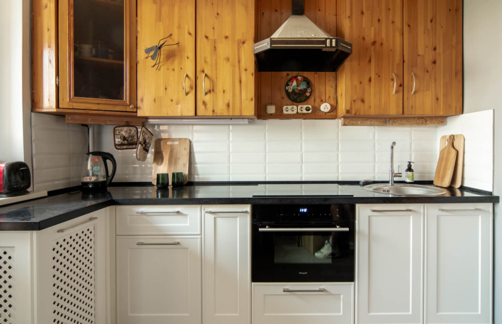 Кухня с витриной в белом цвете