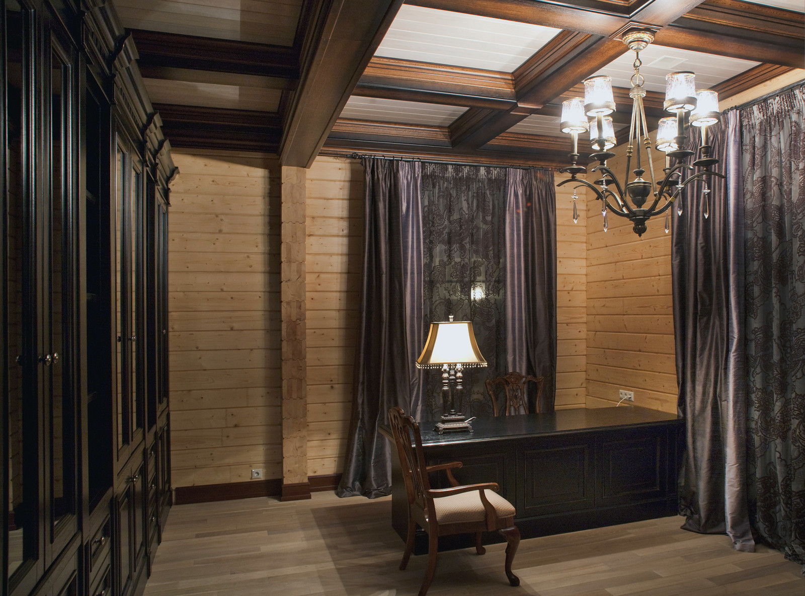 Кессонные потолки, стеновые панели, двери и кухня в деревянном доме